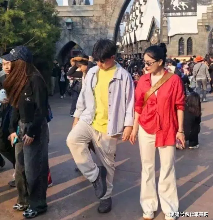 50岁胡可近况曝光!嫁给沙溢恩爱15年,两个儿子成骄傲