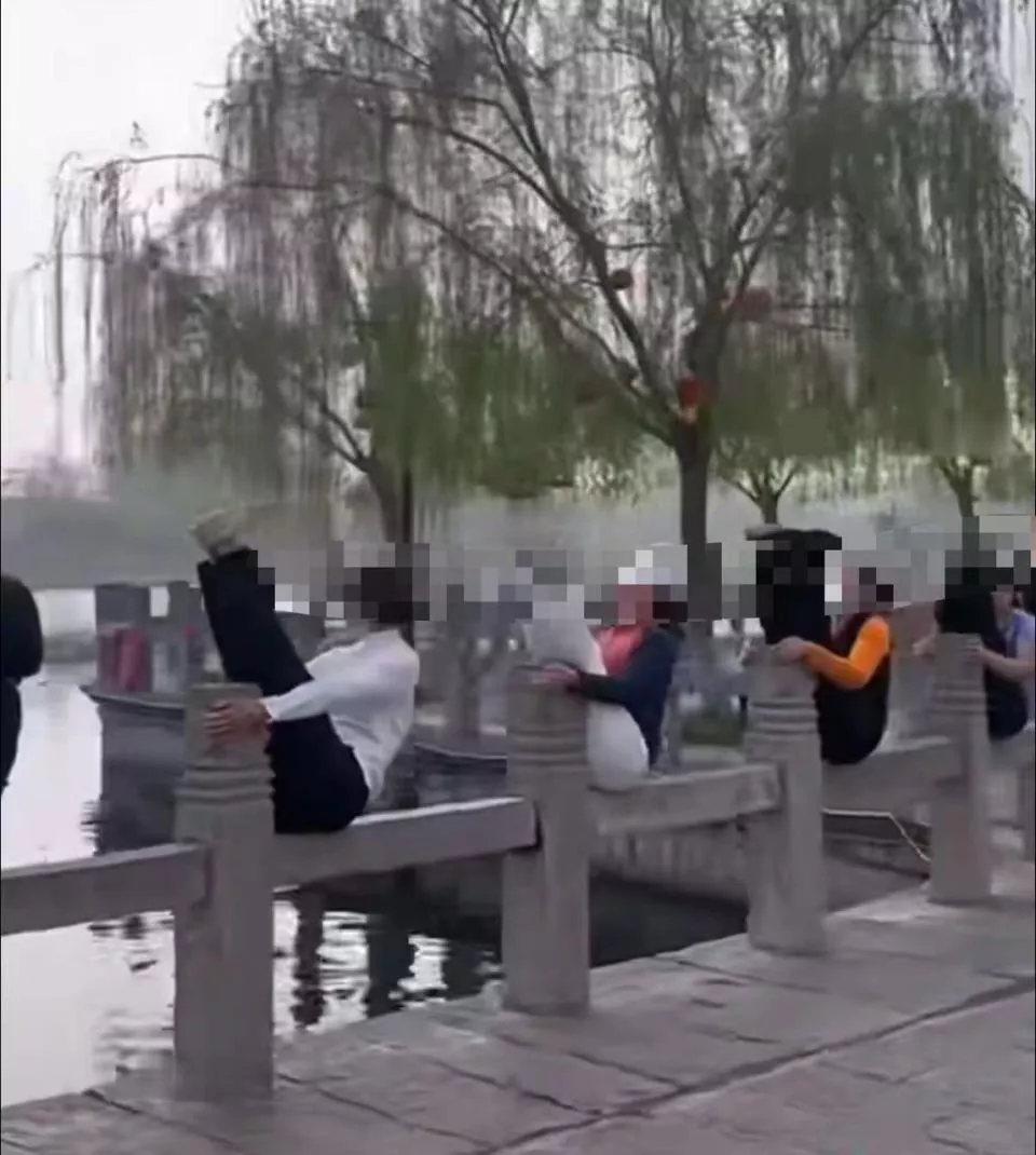 河南百泉景区内多人在水边护栏上做瑜伽,景区:已出面制止