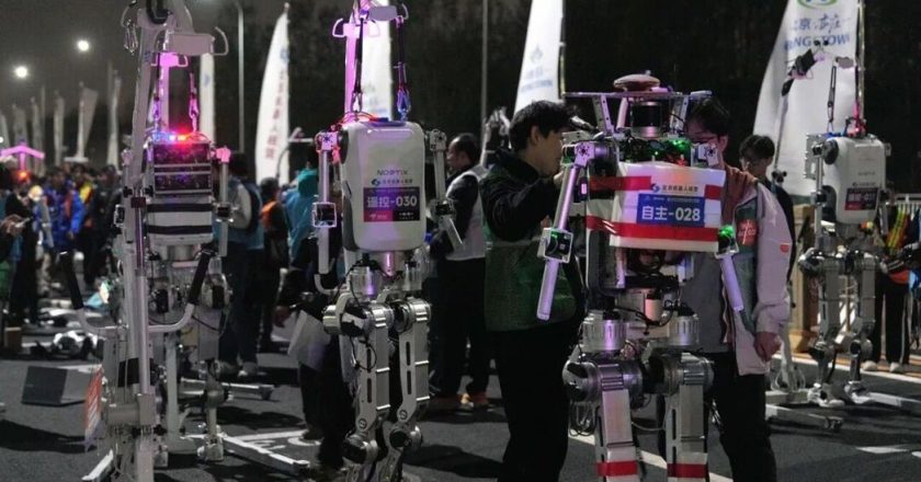 北京人形机器人半马19日登场 逾百队参赛 规模年增近5倍