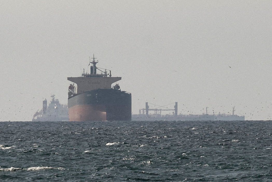 川普宣布封锁荷莫兹海峡,引发全球能源市场震荡,并可能加剧亚洲依赖进口能源经济体的... 川普宣布封锁荷莫兹海峡,引发全球能源市场震荡,并可能加剧亚洲依赖进口能源经济体的...