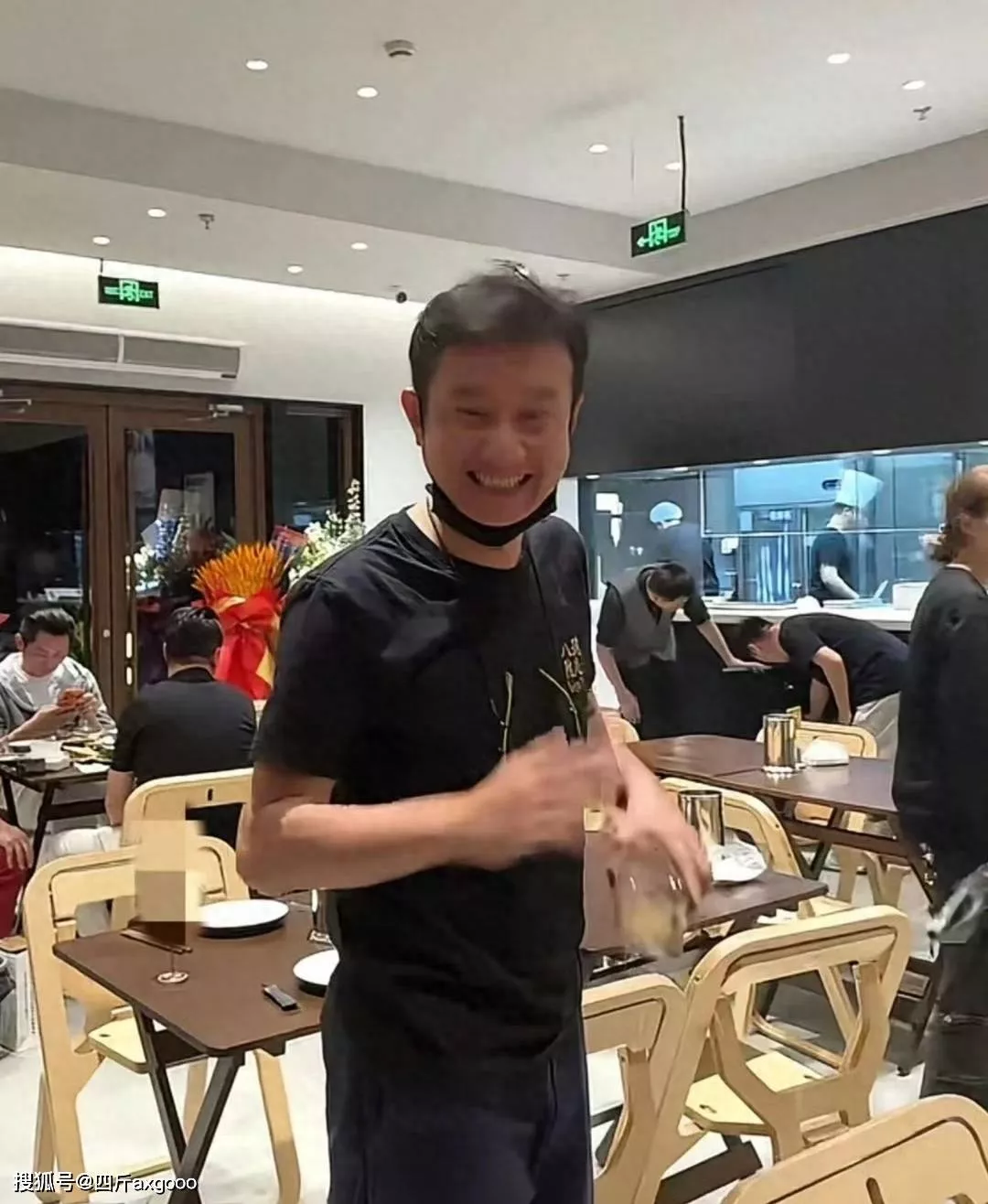 文章上海开面馆生意好，顾客凌晨12点排队