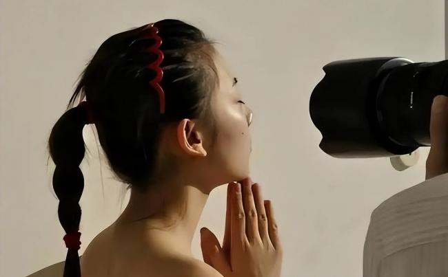 2011年全裸接受采访的那位人大女生，如今怎样