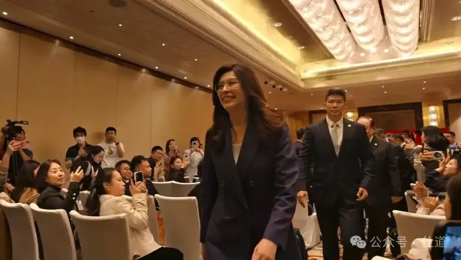 郑丽文的穿搭火了：人生最大捷径，就是打扮自己
