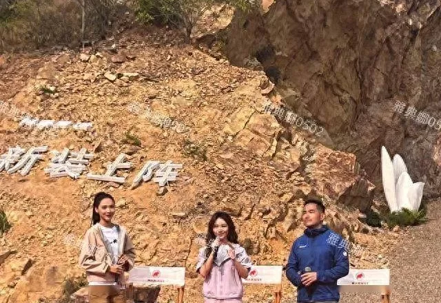 谭松韵本人跟银幕上差距很大,个子好矮小小一只