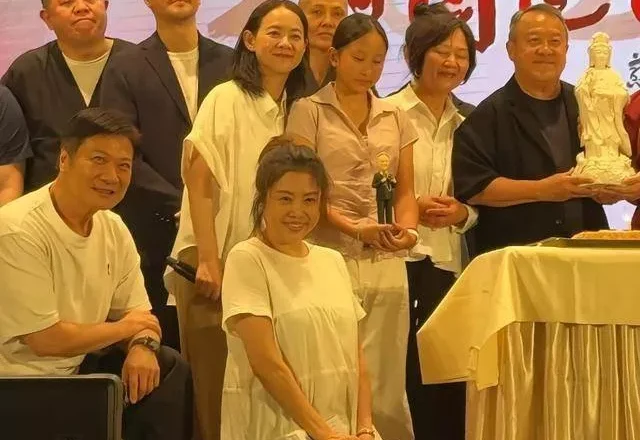 曾志伟73岁大寿!摆60桌筹300万,儿女同台祝寿