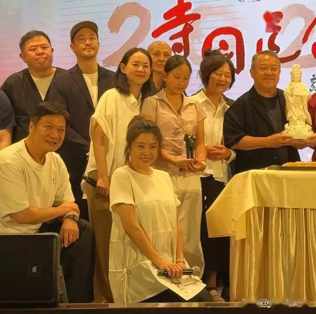 曾志伟73岁大寿！摆60桌筹300万，儿女同台祝寿