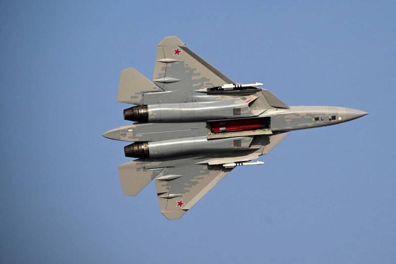 图为俄罗斯Su-57匿踪战机去年在杜拜航空展进行飞行展示,并罕见开启内部弹舱。 (法新社)