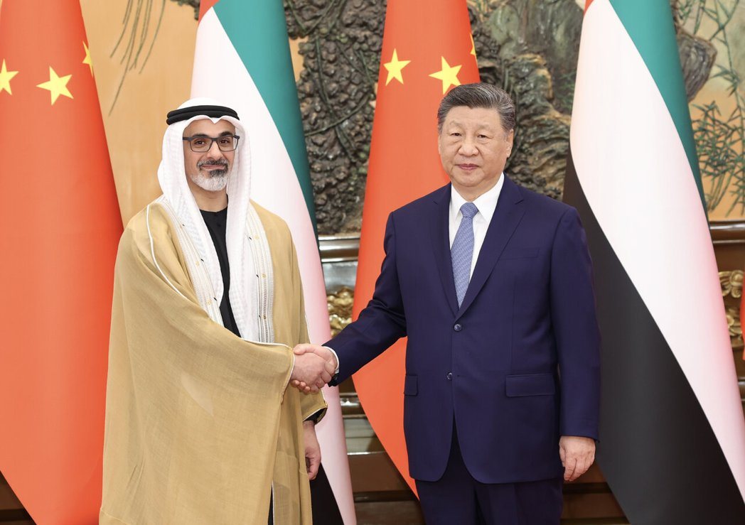 正值中东战况紧张之际,大陆国家主席习近平(右)14日会见到访的阿联阿布达比王储哈... 正值中东战况紧张之际,大陆国家主席习近平(右)14日会见到访的阿联阿布达比王储哈...