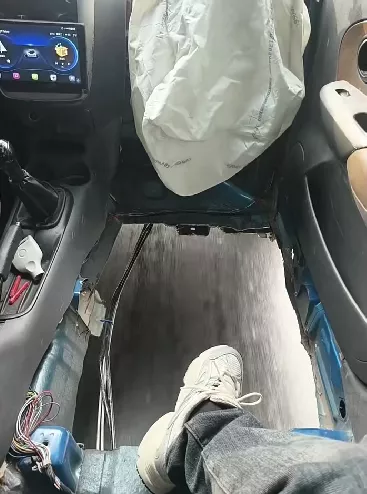 河南兰考一“破车”上路行驶：副驾缺底盘、安全气囊已弹出