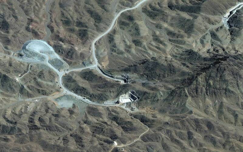 卫星影像显示伊朗「镐头山」（Pickaxe Mountain）的地下隧道工程。 （美联社）