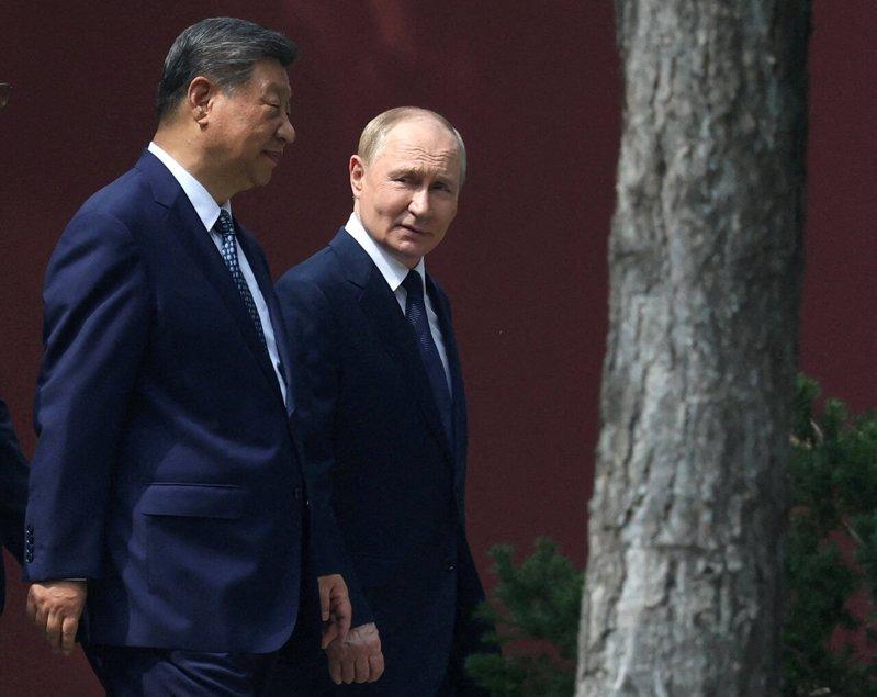 俄罗斯总统普京(右)去年在北京阅兵期间会面与中国家主席习近平并肩而行。 (路透)