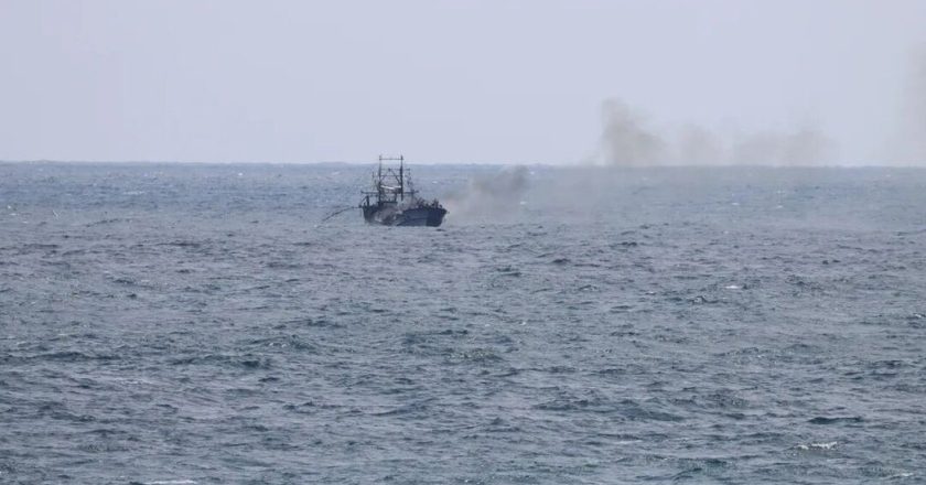 台籍渔船失火 大陆海警灭火救出六人 另一人救援中