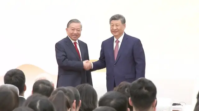 苏林(左)与习近平(右)在北京人民大会堂“共同会见参加‘红色研学之旅’的中越青年代表”活动上握手(中国中央电视台片段截屏 15/4/2026)