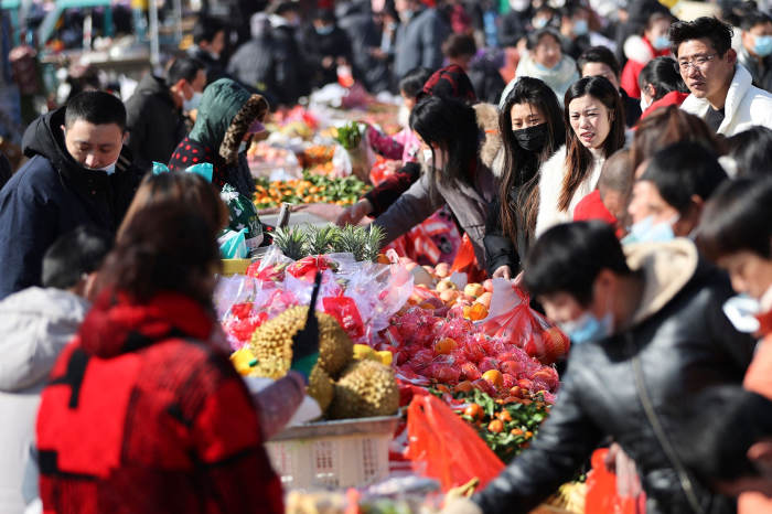 中国东部江苏省连云港的一个市场。中国在 12 月初取消了许多零容忍的流行病控制措施。