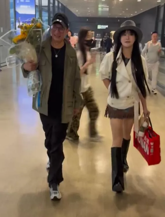 冉莹颖近照曝光！婴儿肥圆脸消失