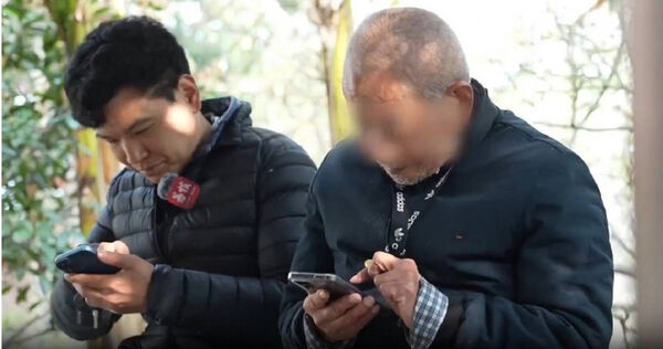 大陆江苏一名36岁男子俞俊是一名91岁独居老翁的看护,月薪人民币5000元(约新台币22500元),而且主要是陪对方散步、滑手机,偶尔才有清洁问题。 (图/翻摄自微博/荔枝新闻)