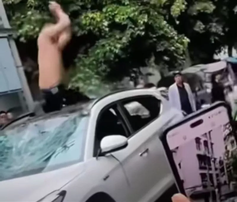 阆中摩托车主不满对向小车挤入车道，赤裸上身砸车