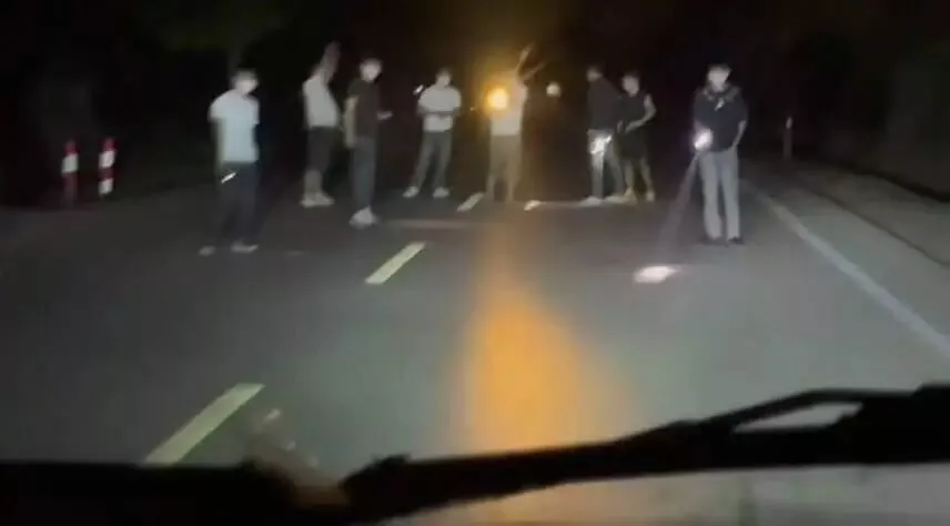 国道上多名男子持手电筒拦车，广西靖西通报