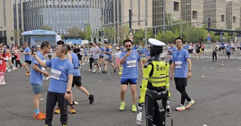 交警要失业了?北京人形机器人半马赛派机器人指挥交通