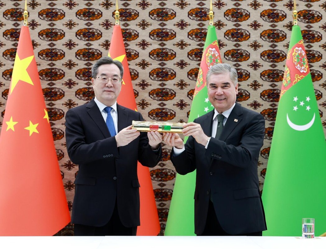 大陆国务院副总理丁薛祥(图左)以大陆国家主席习近平特别代表身分,于17日与土库曼... 大陆国务院副总理丁薛祥(图左)以大陆国家主席习近平特别代表身分,于17日与土库曼...