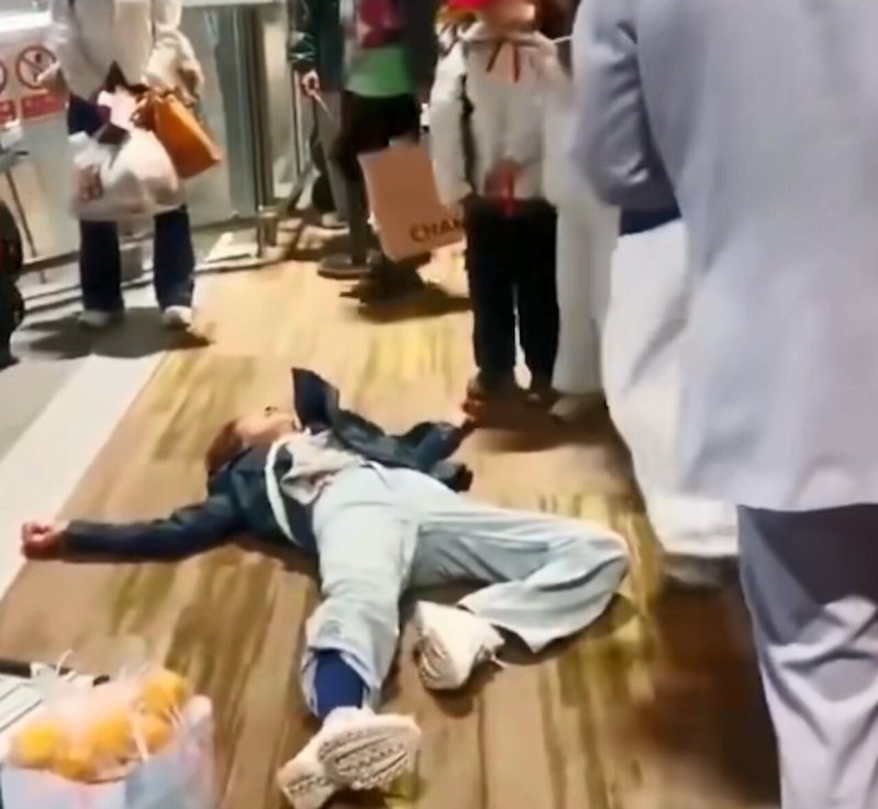 萧贪大妈在争执后，突然躺在地上打滚，随后站起身，然后再躺在地上假装晕倒。 图/网络影片截图