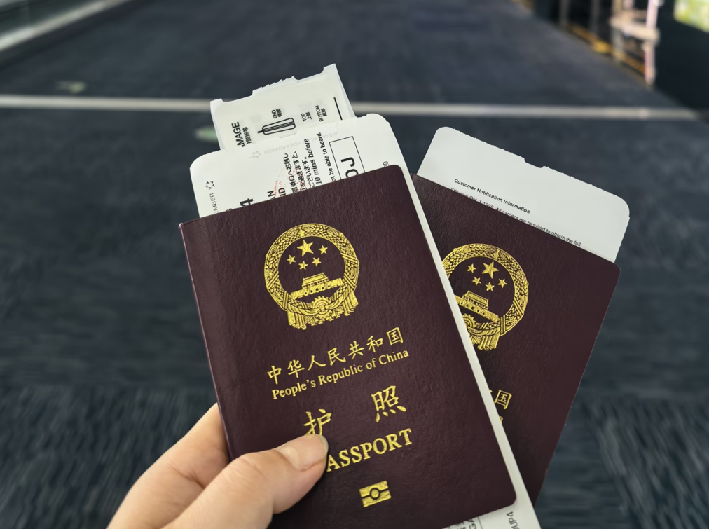 别再贪高薪!上海虹桥机场拦截被骗青年,“入职次日外派” 竟是夺命圈套