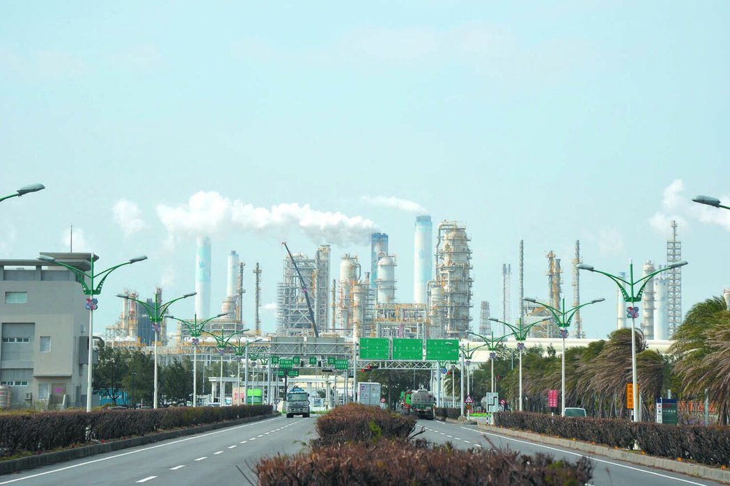 台化、台塑化、台塑 法人喊买。(本报系资料库) 台化、台塑化、台塑 法人喊买。(本报系资料库)