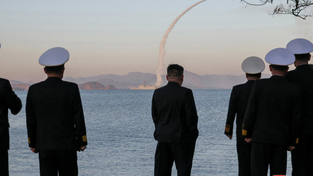 朝中社(KCNA)于2026年4月14日发布的这张照片显示,2026年4月12日,朝鲜领导人金正恩观摩战略巡航导弹和反舰导弹的试射。 朝中社(KCNA)于2026年4月14日发布的这张照片显示,2026年4月12日,朝鲜领导人金正恩观摩战略巡航导弹和反舰导弹的试射。