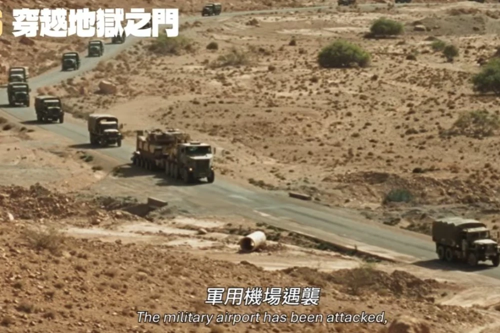 《穿越地狱之门》这些地雷营造的死亡背景和地雷前的死亡之路，开启了电影的另一个层面，关乎哲学。 （图片撷取自Youtube/《穿越地狱之门》预告片）