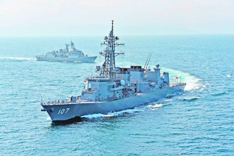 日本海上自卫队护卫舰「雷号」(舷号DD-107)17日通过台海。图/撷自日本防卫...