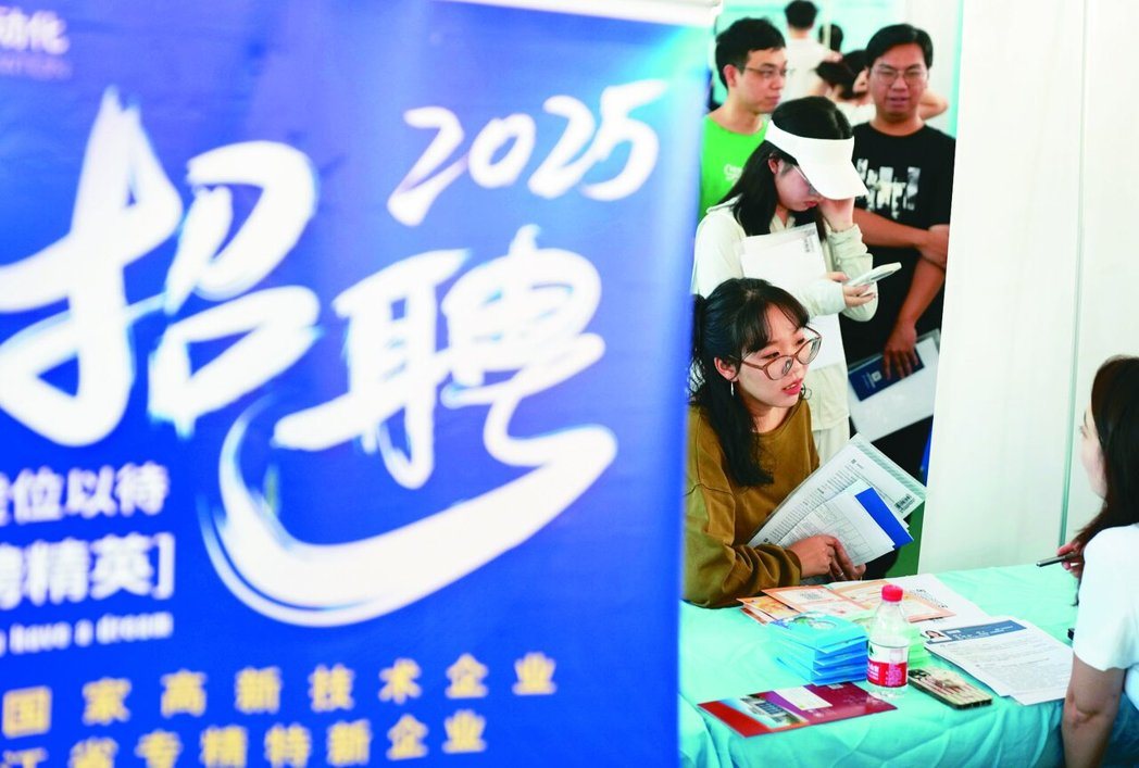 大陆国家统计局最新数据显示,2026年3月,不含在校生的16-24岁劳动力调查失... 大陆国家统计局最新数据显示,2026年3月,不含在校生的16-24岁劳动力调查失...