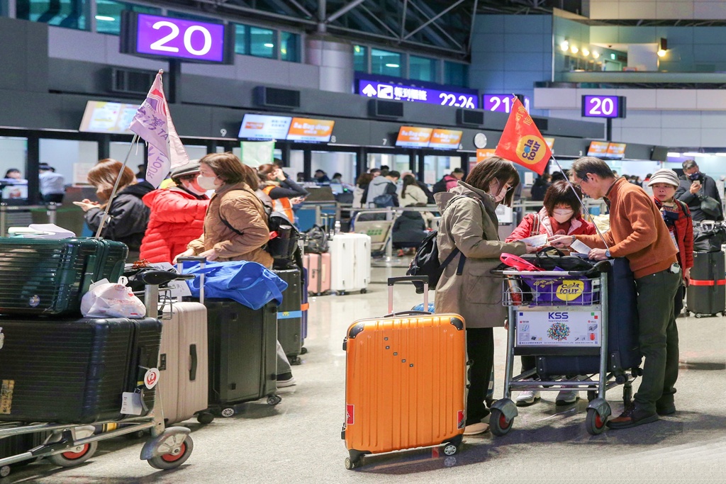 美國、以色列與伊朗的衝突導致全球燃油成本大增，航空公司紛紛取消航班或調漲票價，專家傳授4招訂票建議。（中時陳麒全攝）