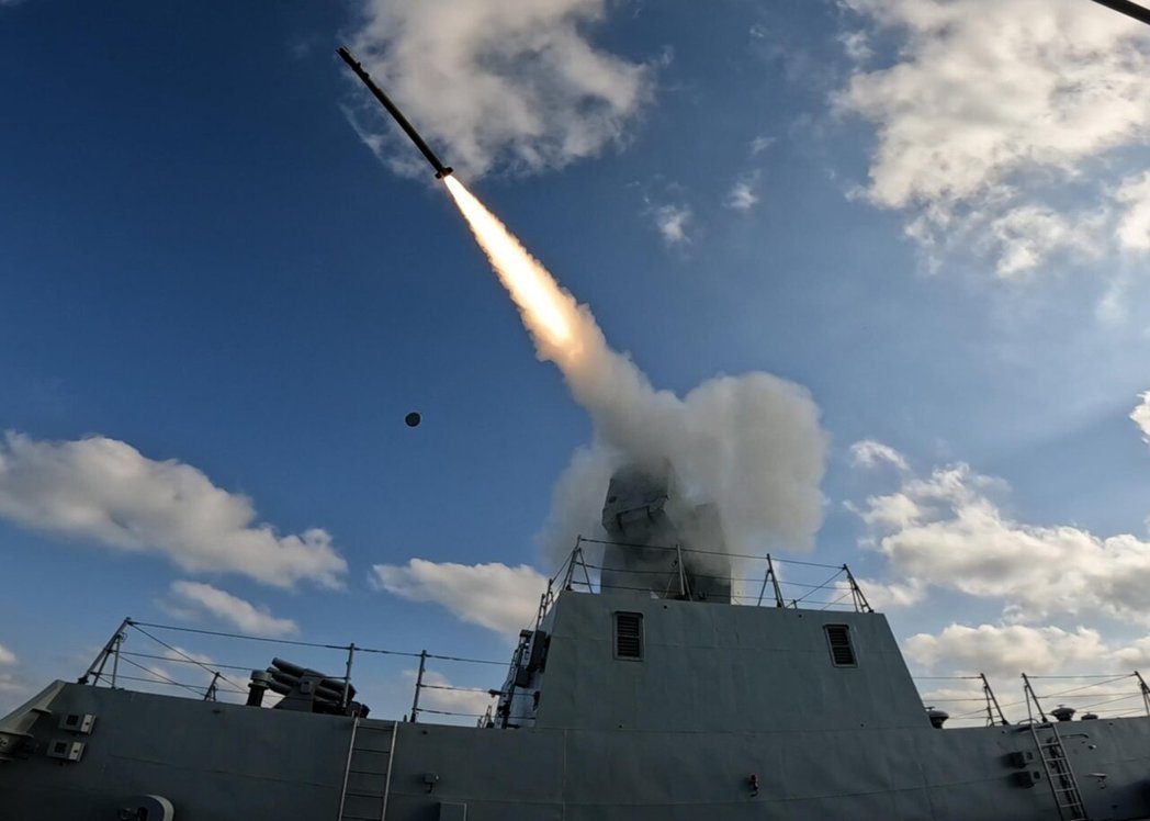 日本海上自卫队护卫舰「雷」号17日通过台湾海峡,共军包头舰随即于19日穿越位于琉... 日本海上自卫队护卫舰「雷」号17日通过台湾海峡,共军包头舰随即于19日穿越位于琉...