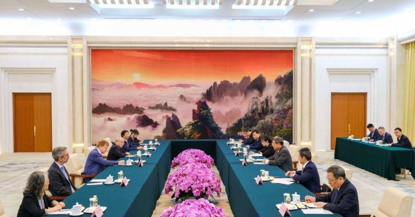何立峰会见美企顾问 强调中美双方拥有广泛共同利益