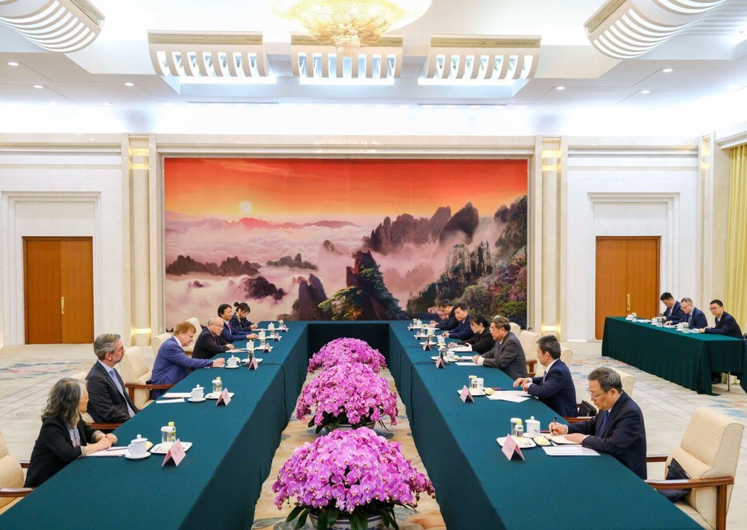 中共中央政治局委员、国务院副总理何立峰4月20日下午,在北京会见美国欧布莱特石桥... 中共中央政治局委员、国务院副总理何立峰4月20日下午,在北京会见美国欧布莱特石桥...