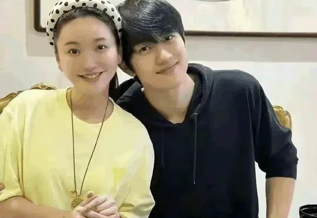 金莎陪未来婆婆逛街，穿宽松格子外套疑似有孕