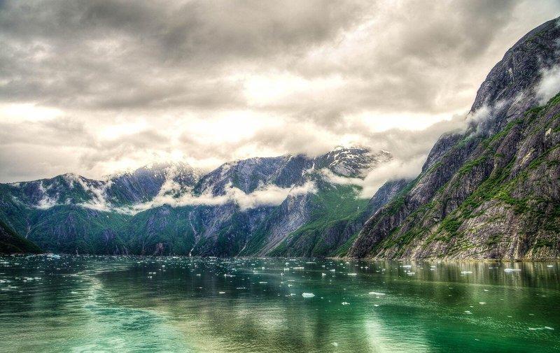阿拉斯加州朱诺东南方的崔西峡湾(Tracy Arm Fjord)景色。 Image...