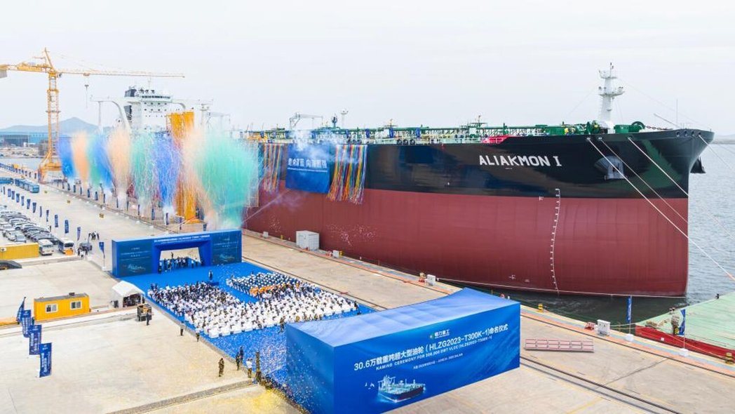 2025年6月24日,恒力重工举行首制30.6万载重吨超大型油轮(VLCC)命名... 2025年6月24日,恒力重工举行首制30.6万载重吨超大型油轮(VLCC)命名...