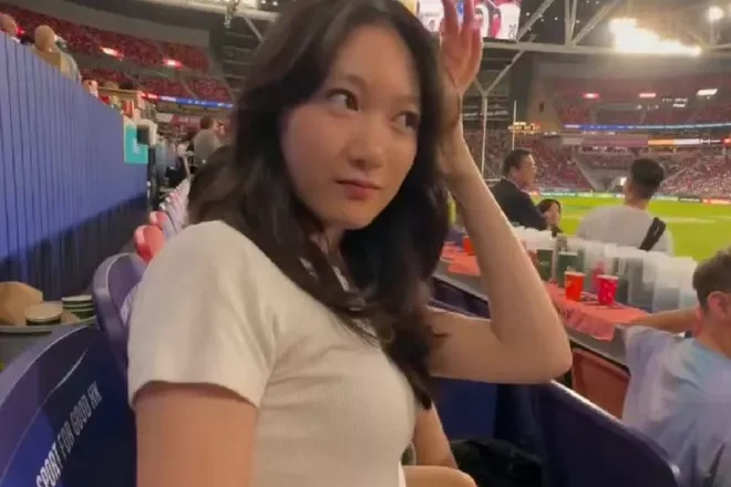 李小鹏女儿14岁近照曝光,萌娃大变样,身高近1米7