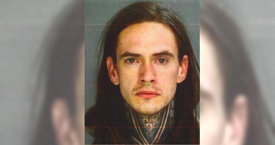 涉案男子被控自墓園竊取遺骸，案件涉及近500項罪名。（圖／翻攝自美聯社網頁）