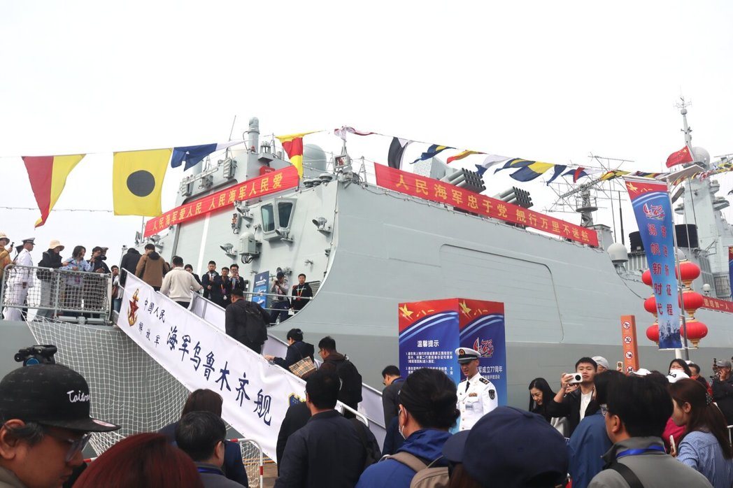 中共海军052D型飞弹驱逐舰乌鲁木齐舰,曾执行过多项任务。此次首度开放公众参观。... 中共海军052D型飞弹驱逐舰乌鲁木齐舰,曾执行过多项任务。此次首度开放公众参观。...