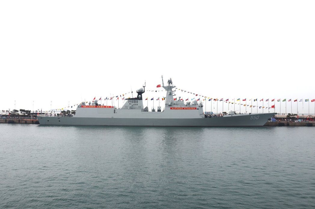 中共海军054A型飞弹护卫舰潍坊舰,目前正靠泊于青岛,参加共军海军建军节开放活动... 中共海军054A型飞弹护卫舰潍坊舰,目前正靠泊于青岛,参加共军海军建军节开放活动...