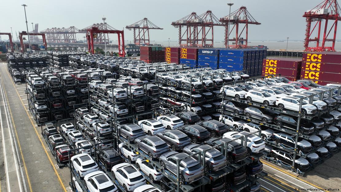 中国江苏省太仓港口等待装船出口的电动车。（资料图）