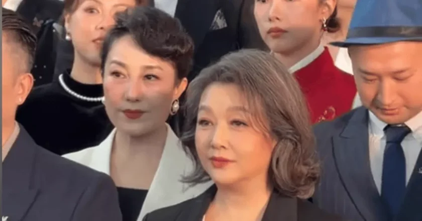 58岁江珊现身活动发福明显,满头白发