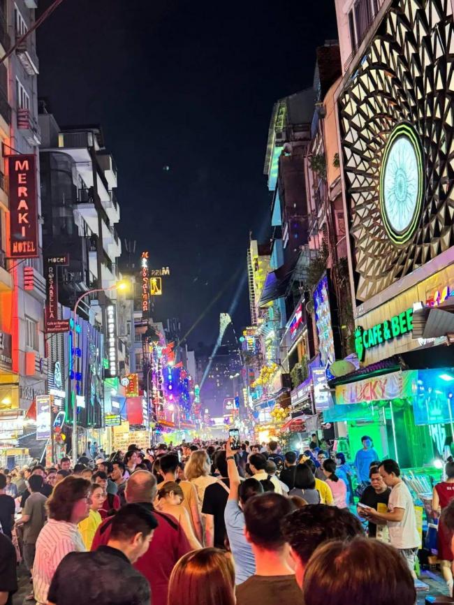 越南的两面：白天的革命红旗，夜晚的疯狂西贡