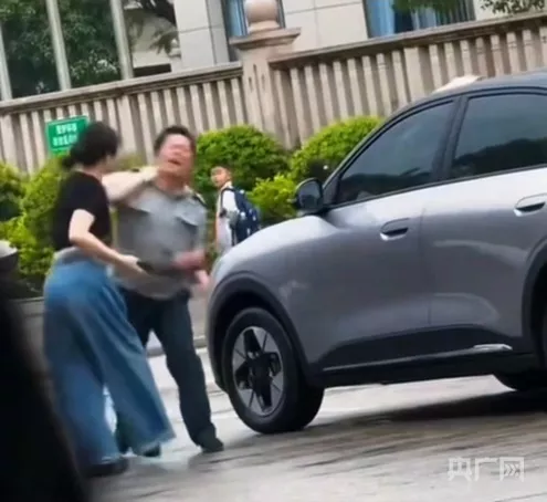 永安保安与女车主冲突后续:保安已停职