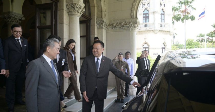 泰总理亲自驾驶比亚迪接待陆外长王毅 泰方:两国同意提升伙伴关系