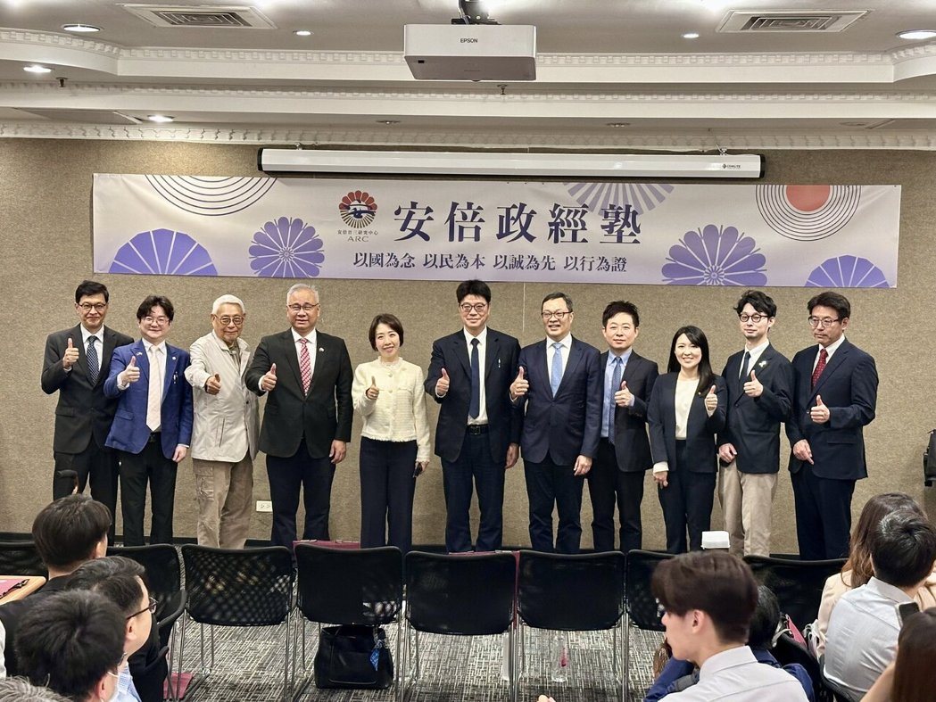 政治大学安倍晋三研究中心25日举行第一期安倍政经塾开塾式,邀请陆委会主委邱垂正、... 政治大学安倍晋三研究中心25日举行第一期安倍政经塾开塾式,邀请陆委会主委邱垂正、...