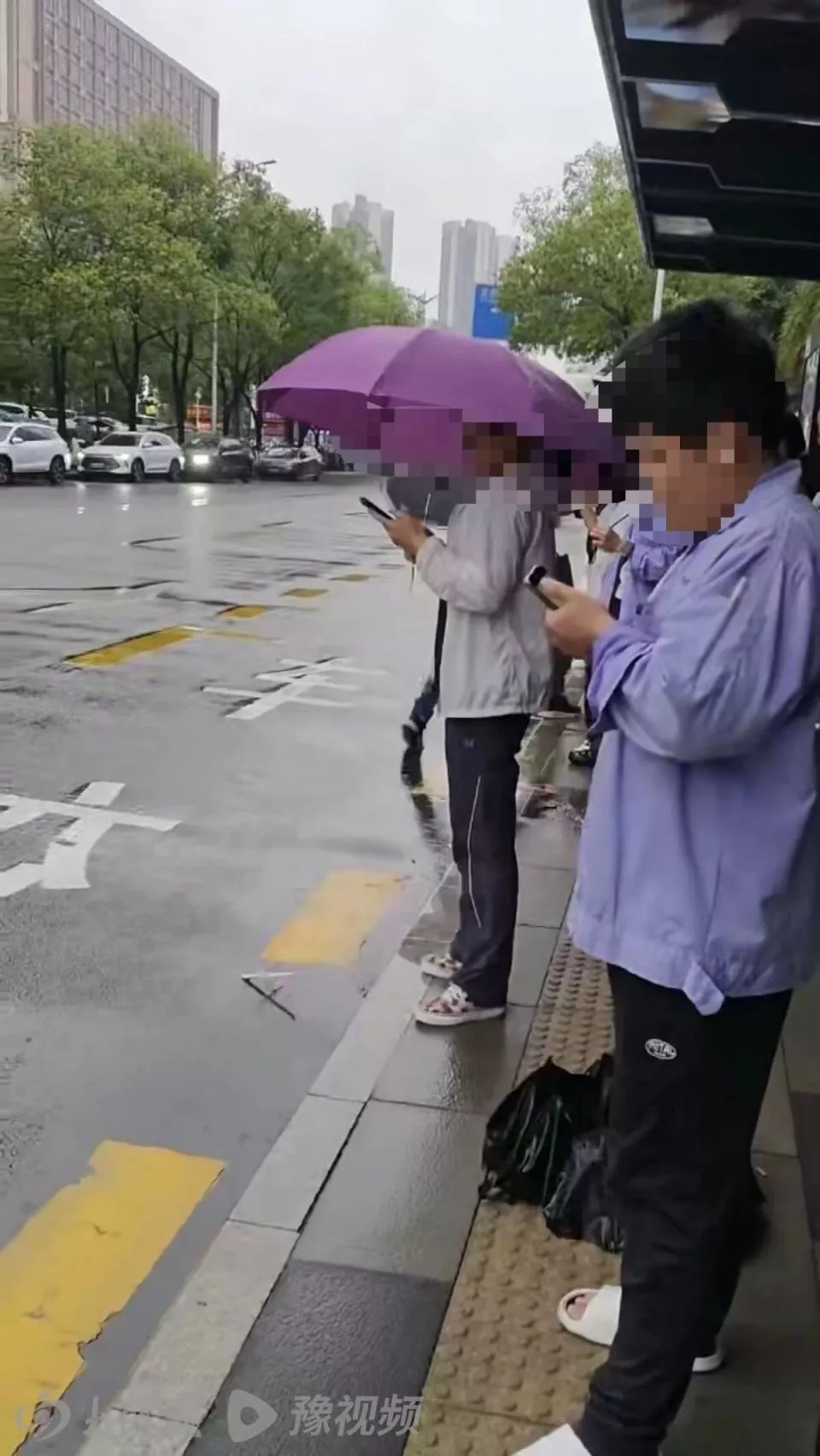 在深圳公交站台劝阻抽烟引冲突,当事人讲述事发经过