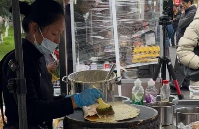 女老板摊位被挡后获全网撑腰   销售额暴涨3倍